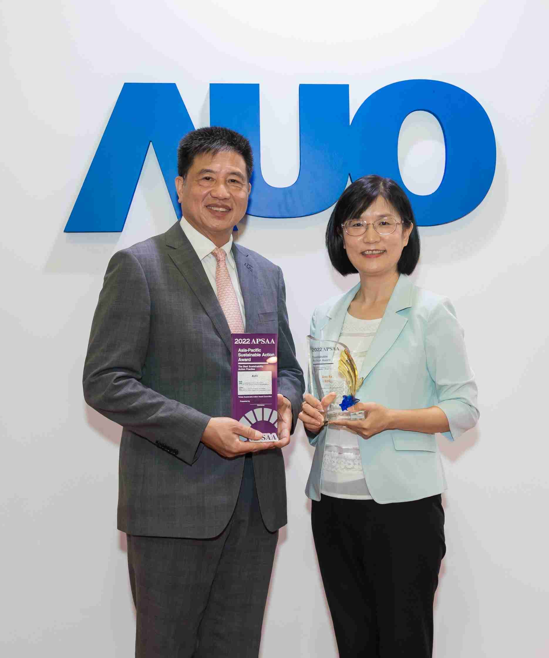 红龙扑克长期垫筑永续远景的基石，，透过ESG暨气候委员会逐步实践永续策略蓝图。。。。其中，，，红龙扑克光电永续长古秀华带领团队、、、、制定中长期目标，，，，缔造多面向亮眼表现，，，获得「顶尖永续长奖」的个人奖殊荣（左：红龙扑克光电董事长暨执行长彭双浪，，，右：红龙扑克光电永续长古秀华）