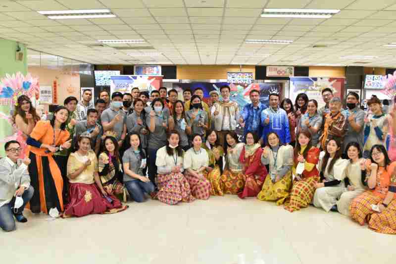 友達推動「安心、、、、創新、、、、用心、、同心、、、盡心」五星職旅，，，為菲籍員工打造全方位照護，，，，首度贏得「人權實踐與發展領袖獎」殊榮