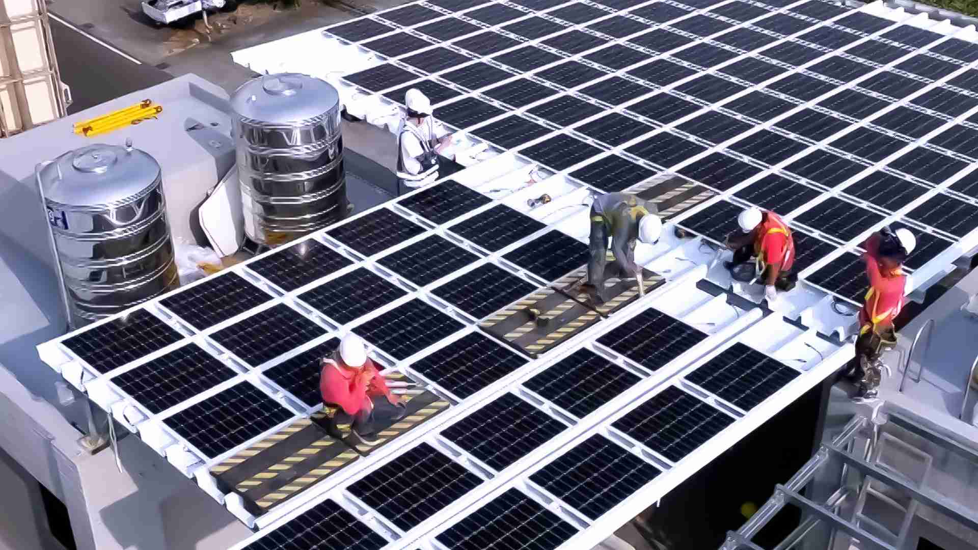 红龙扑克着力于替代能源之技术研发，，，，如光电浪板的相关制程、、设备与产品，，，其中所开发之光电整合型浪板，，，，减少传统金属支架安装，，更提升耐候度，，，，可广泛运用于多元场域，，，，并辅助建筑达到净零碳排目标