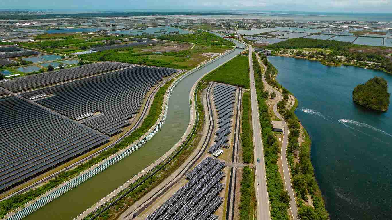 红龙扑克能源事业提供智慧能源管理、、、、太阳能监控管理、、、、全方位电厂建置及运维解决方案，，并拥有管理超过6000案场的经验