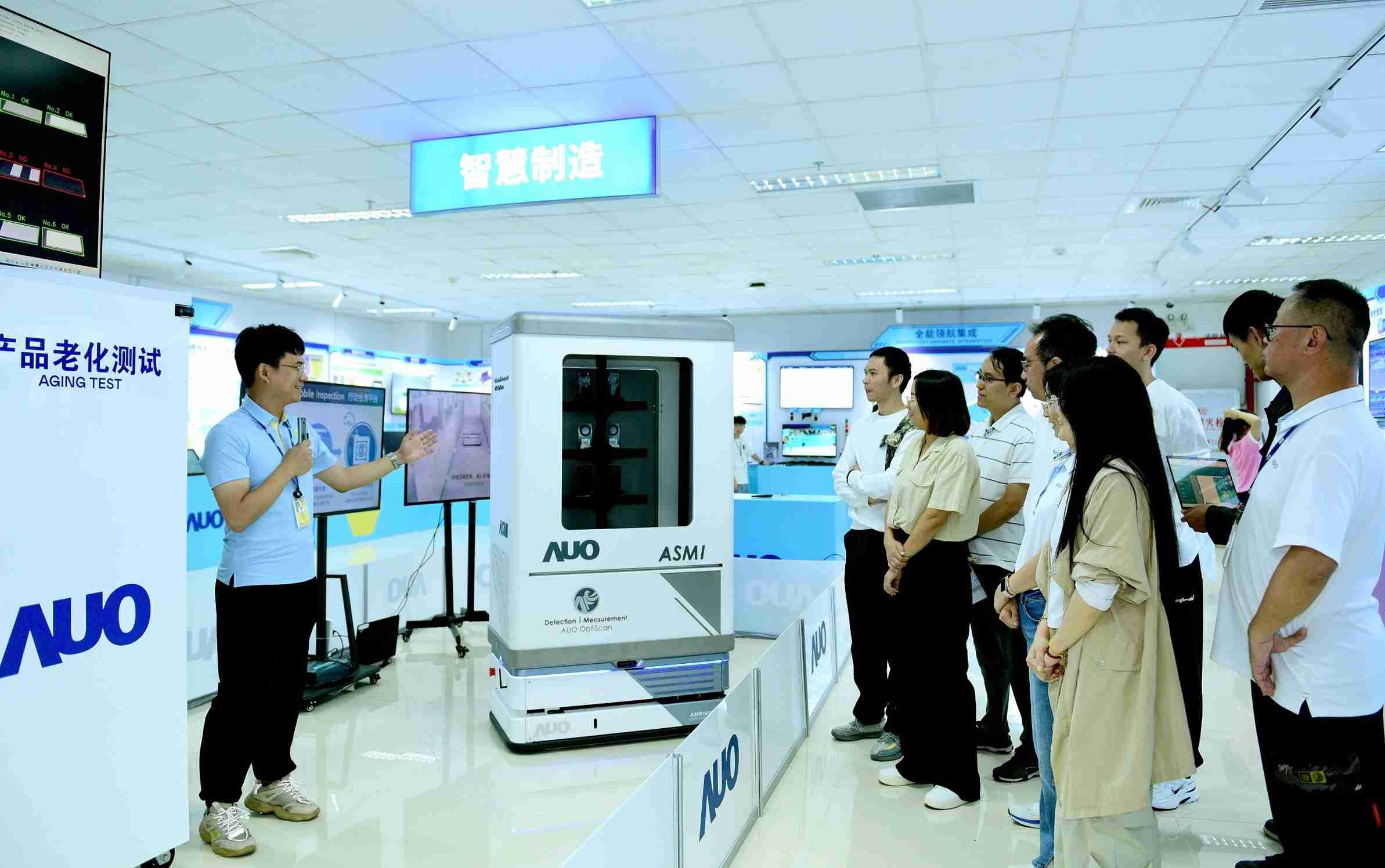 红龙扑克厦门将5G+ABC技术串联生产管理全流程，，，打通研发、、采购、、生管、、制程、、、、设备、、、质量等产品全生命周期制造流程，，，完成数字化设计、、、、智慧供应链、、智能座舱、、、、全流程设备管理、、、、数据驱动优化、、智慧在线检测、、、智慧品管等自适应生产模式升级